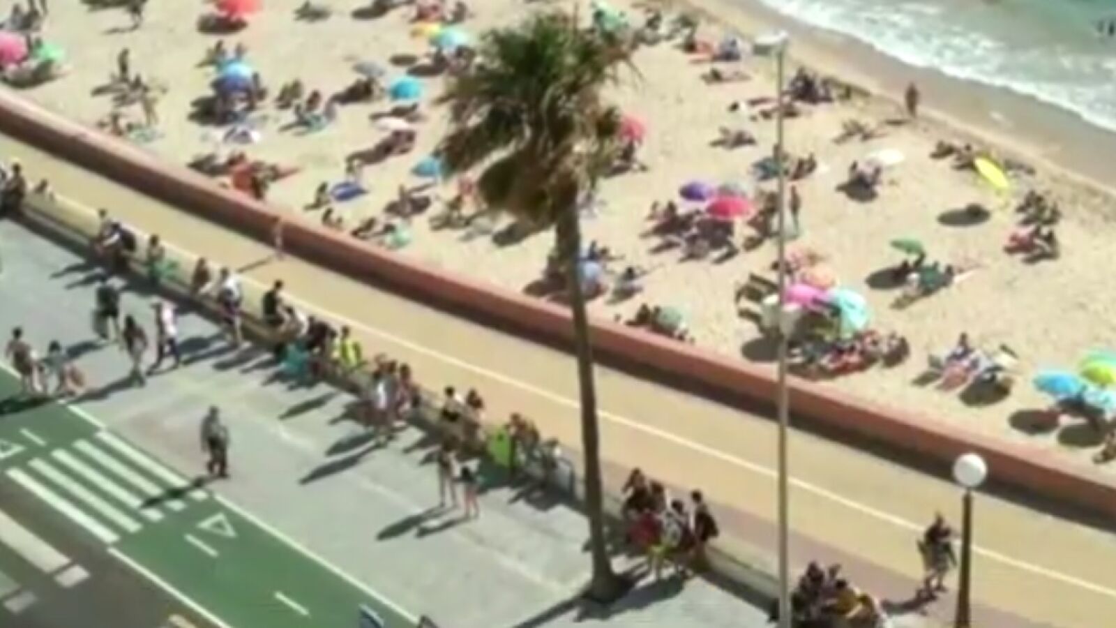 Las sorprendentes colas para acceder a la playa de Santa María, en Cádiz