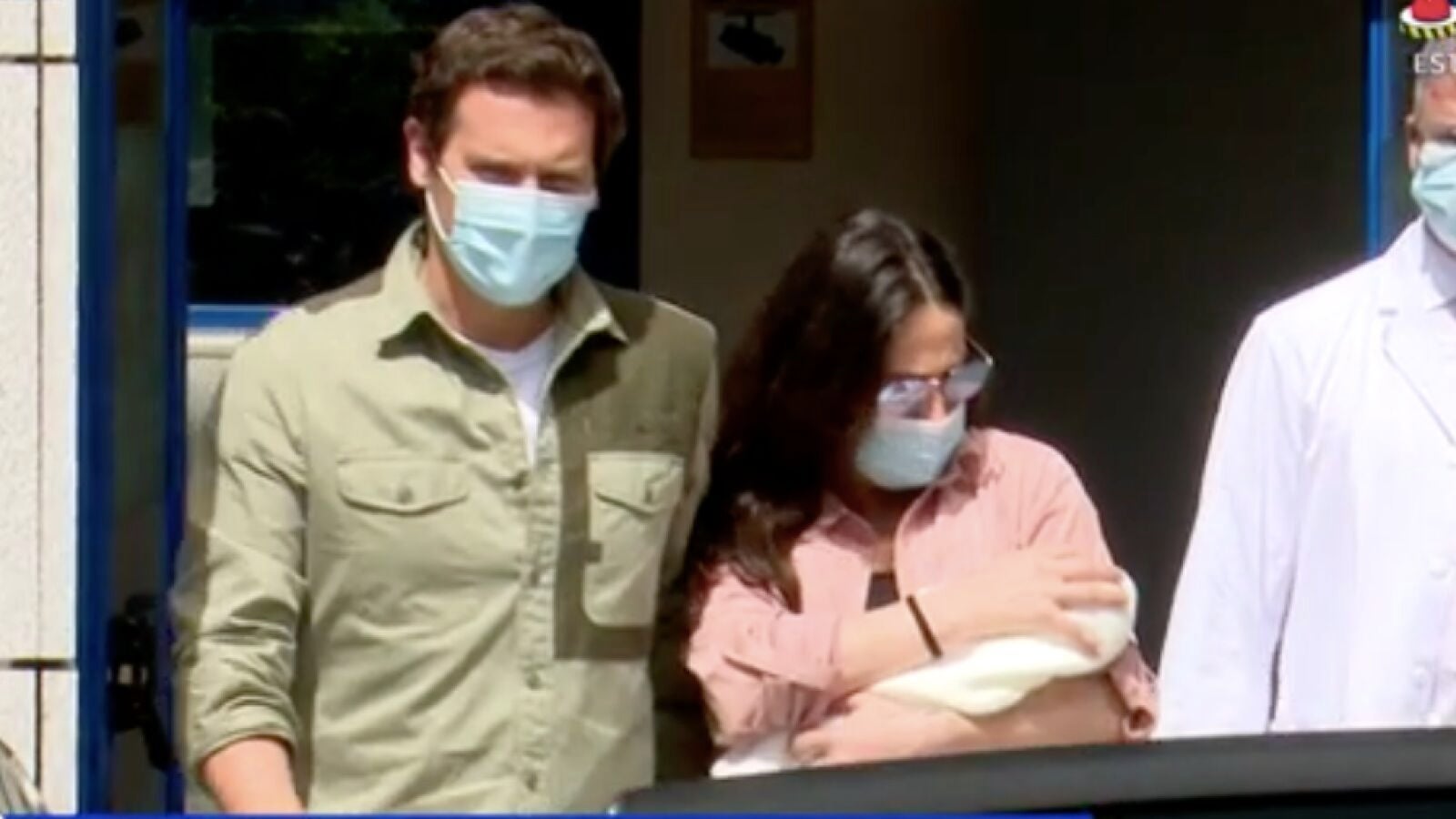 Malú y Albert Rivera salen del hospital tras el nacimiento de su hija Lucía 