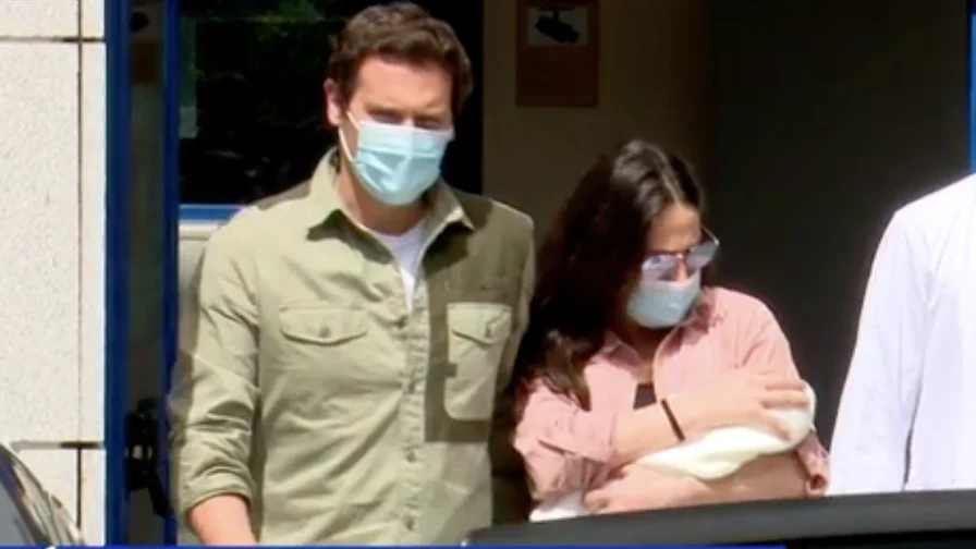 Rivera y Mal&uacute; saliendo del hospital 
