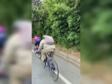 Un campesino sorprende al ciclista Rigoberto Urán y rueda junto a él a 45 km/h