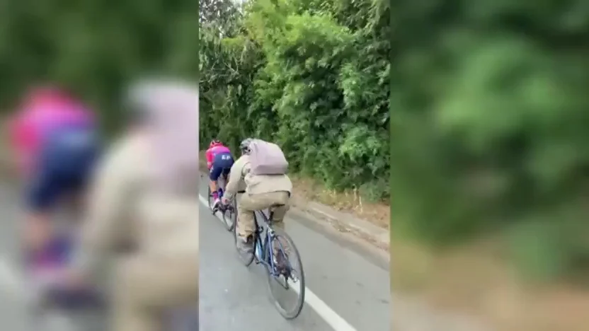 Un campesino sorprende al ciclista Rigoberto Ur&aacute;n y rueda junto a &eacute;l a 45 km/h