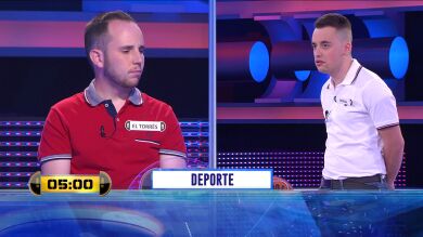 Un ‘Adivina’ futbolero para dos aficionados al balón… ¡y no aciertan hasta la última pista! 
