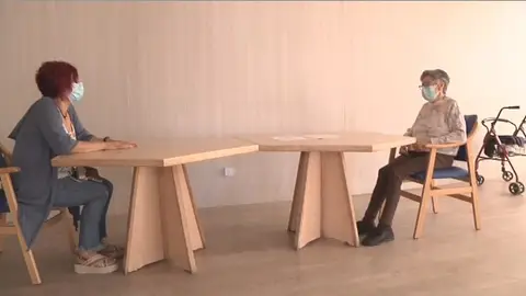 Reencuentro de una madre con su hija Reencuentro de una madre con su hija