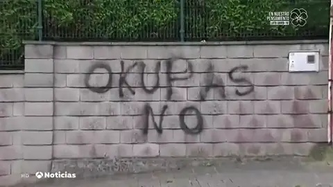 Los okupas de un chalet de lujo de A Coruña salen de la casa y sus dueños aprovechan para recuperarla Los okupas de un chalet de lujo de A Coruña salen de la casa y sus dueños aprovechan para recuperarla