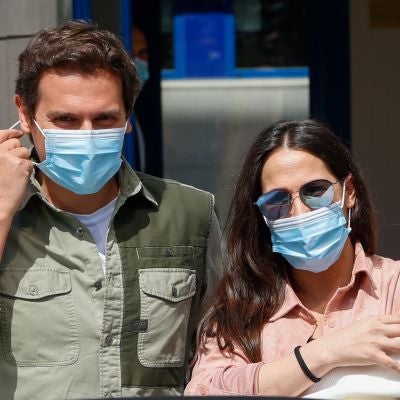 Malú y Albert Rivera a la salida del hospital