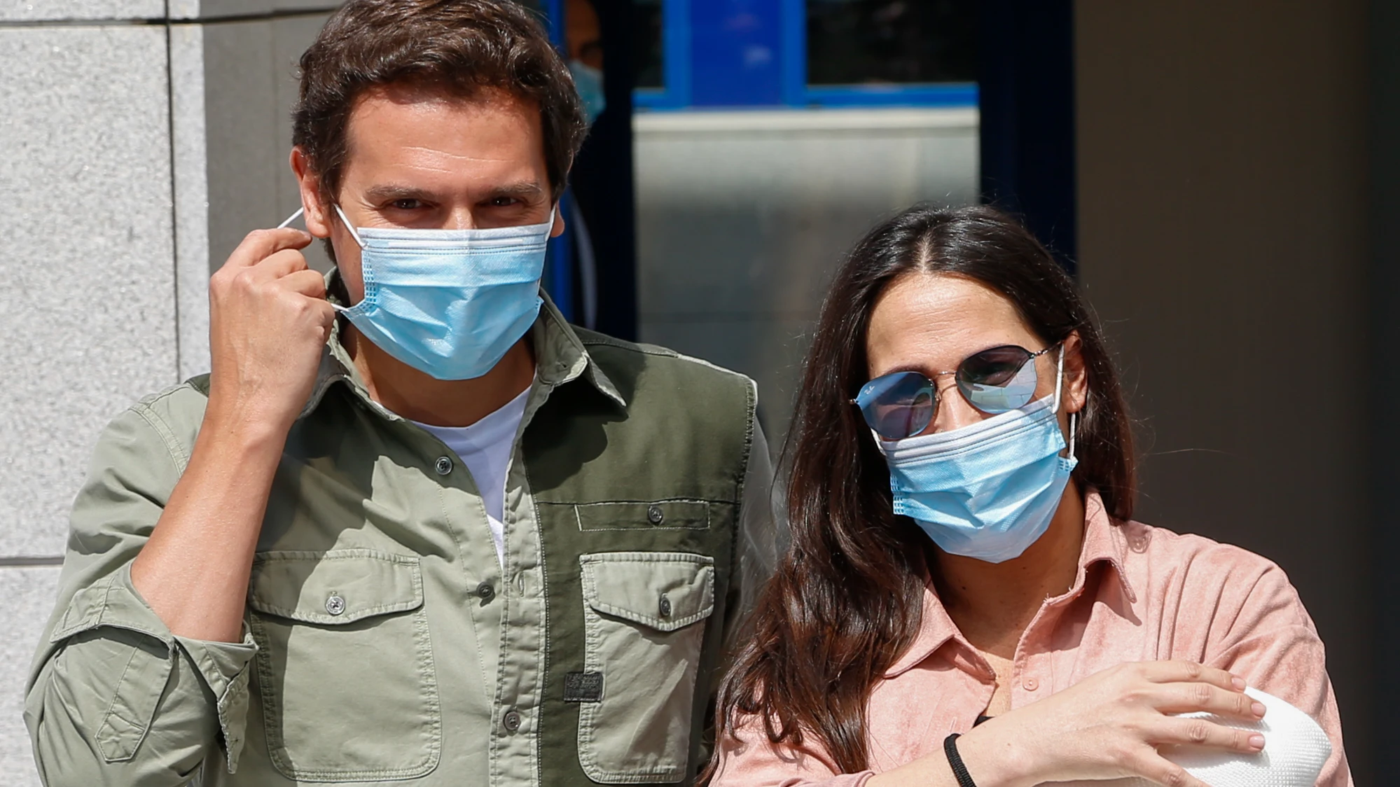 Malú y Albert Rivera a la salida del hospital Malú y Albert Rivera a la salida del hospital