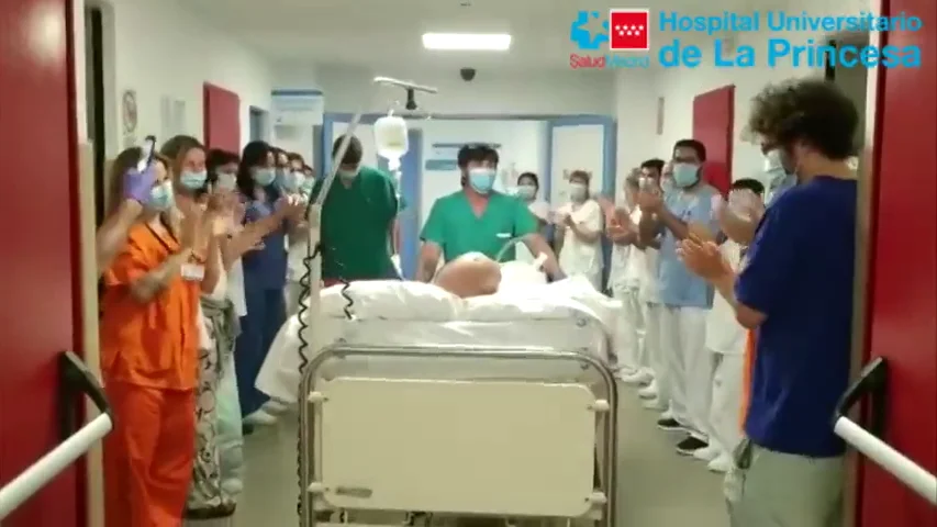 Aplausos para un paciente que ha pasado 80 d&iacute;as en la UCI por el coronavirus en Madrid