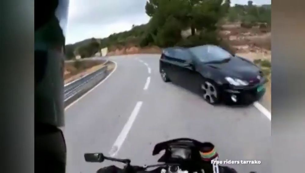 Un motorista se salva por los pelos de ser embestido por un coche en Tarragona: "Se te ha ido, tío... ¡casi me matas!"