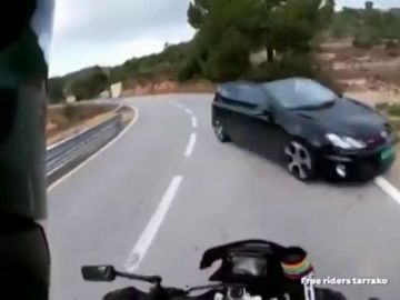 Un motorista se salva por los pelos de ser embestido por un coche en Tarragona: "Se te ha ido, tío... ¡casi me matas!"