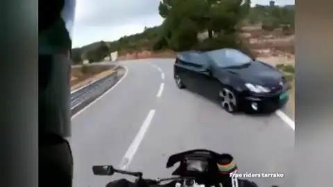 Un motorista se salva por los pelos de ser embestido por un coche en Tarragona: "Se te ha ido, tío... ¡casi me matas!" Un motorista se salva por los pelos de ser embestido por un coche en Tarragona: "Se te ha ido, tío... ¡casi me matas!"