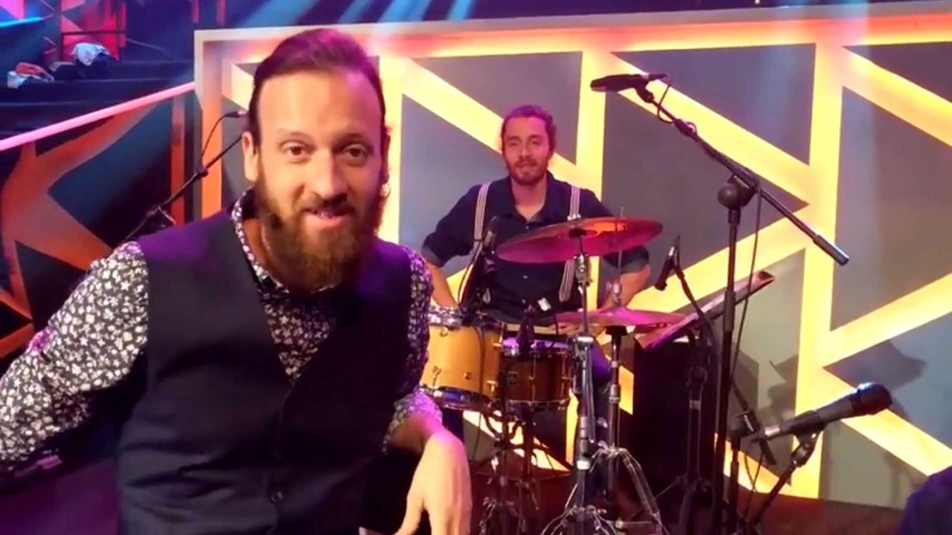 Edu Soto nos presenta a su gran banda Delaroom con la que toca en directo en 'Improvisando' 