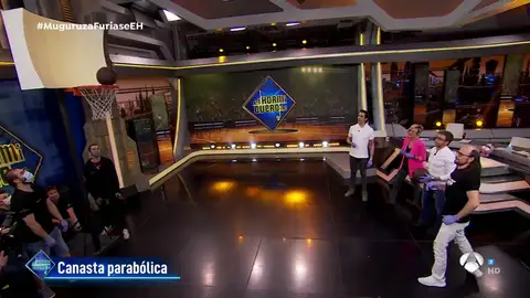 La canasta parabólica de Marron convierte a todos en 'El Hormiguero 3.0' en unos jugadores de baloncesto profesionales La canasta parabólica de Marron convierte a todos en 'El Hormiguero 3.0' en unos jugadores de baloncesto profesionales