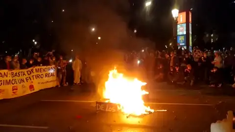 Los trabajadores de Nissan prenden una hoguera en el centro de Barcelona Los trabajadores de Nissan prenden una hoguera en el centro de Barcelona