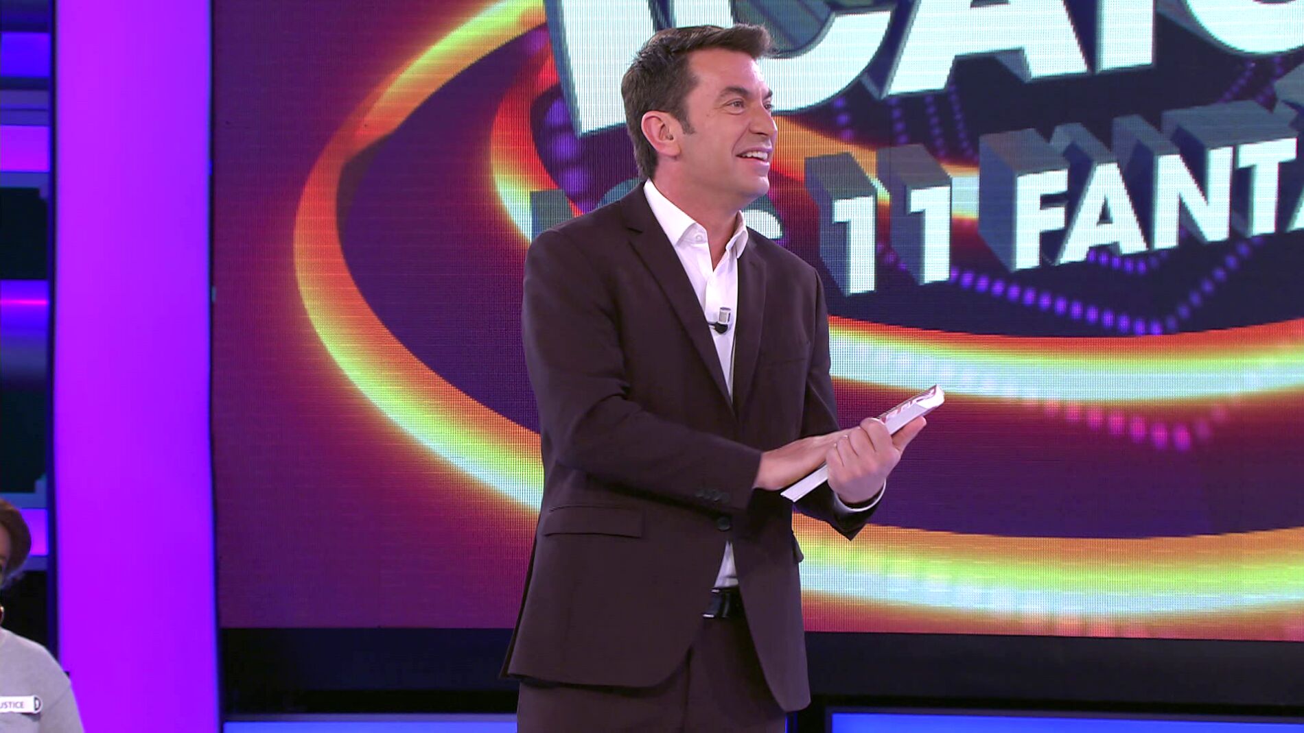 Arturo Valls presenta su llamativo libro de cocina escrito durante el confinamiento