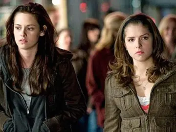 Kristen Stewart y Anna Kendrick en la saga 'Crepúsculo' Kristen Stewart y Anna Kendrick en la saga 'Crepúsculo'