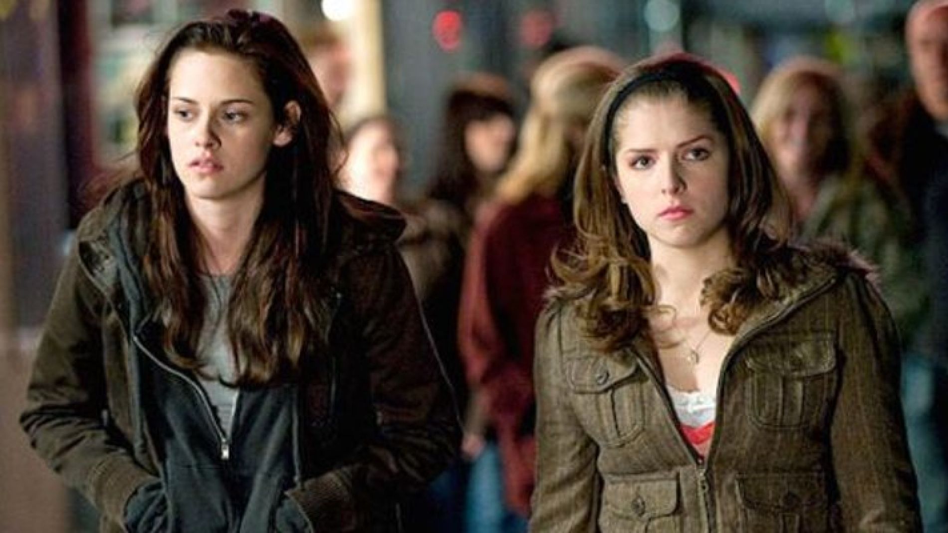 Kristen Stewart y Anna Kendrick en la saga 'Crep&uacute;sculo'