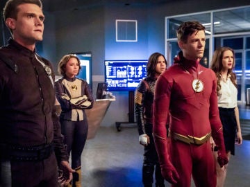 Hartley Sawyer y Grant Gustin en 'The Flash'