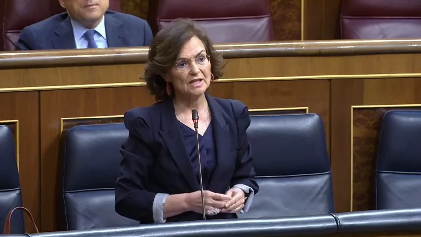 Carmen Calvo invita a un café a Cayetana Álvarez de Toledo tras pedirle explicaciones por implicarles en un golpe de Estado Carmen Calvo invita a un café a Cayetana Álvarez de Toledo tras pedirle explicaciones por implicarles en un golpe de Estado