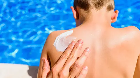 Niño en piscina Niño en piscina