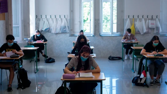 Alumnos y alumnas de segundo de bachillerato asisten a clase. colegio