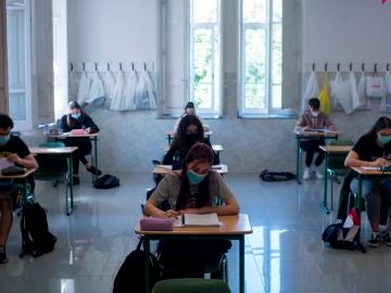 Alumnos y alumnas de segundo de bachillerato asisten a clase.