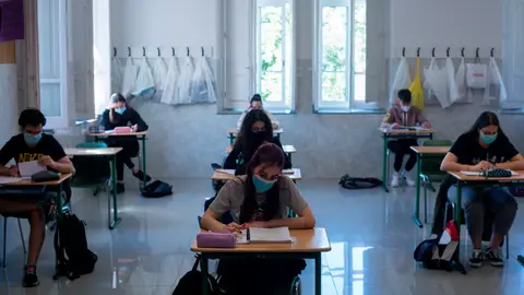 Alumnos y alumnas de segundo de bachillerato asisten a clase. colegio