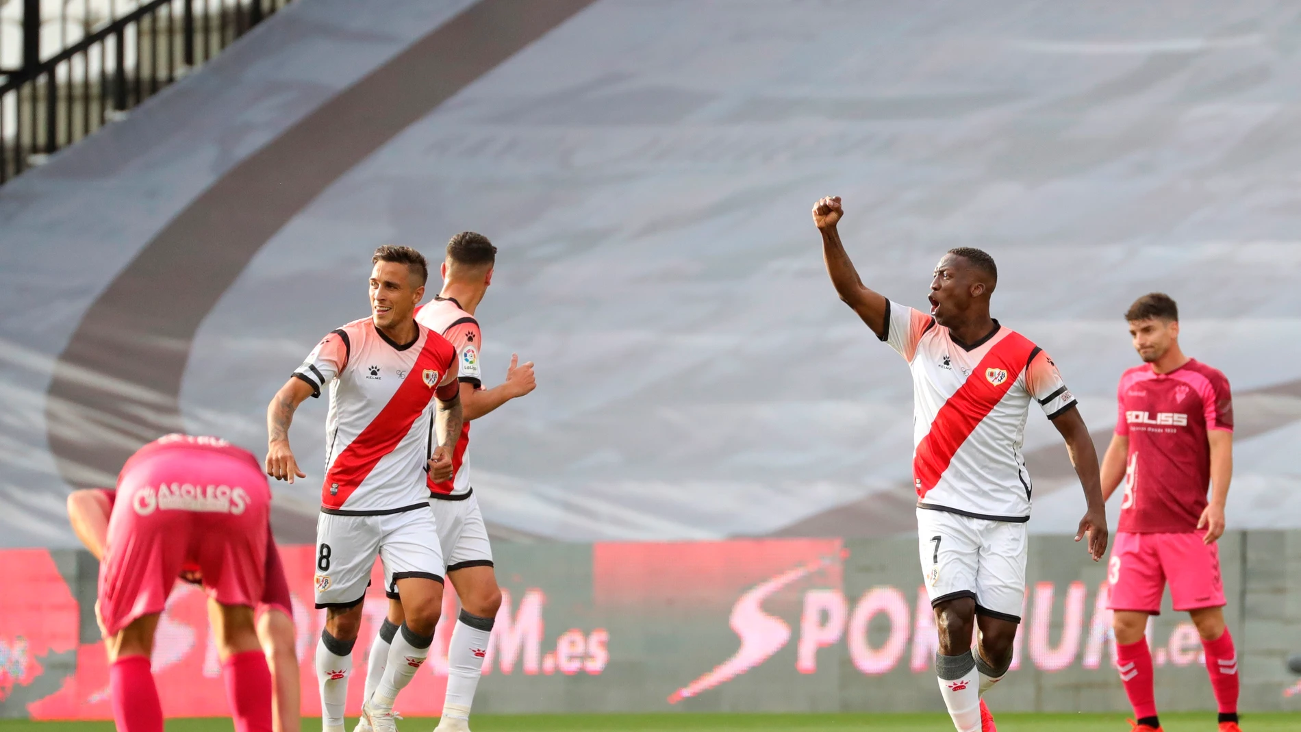 Luis Advíncula celebra su gol ante el Albacete Luis Advíncula celebra su gol ante el Albacete