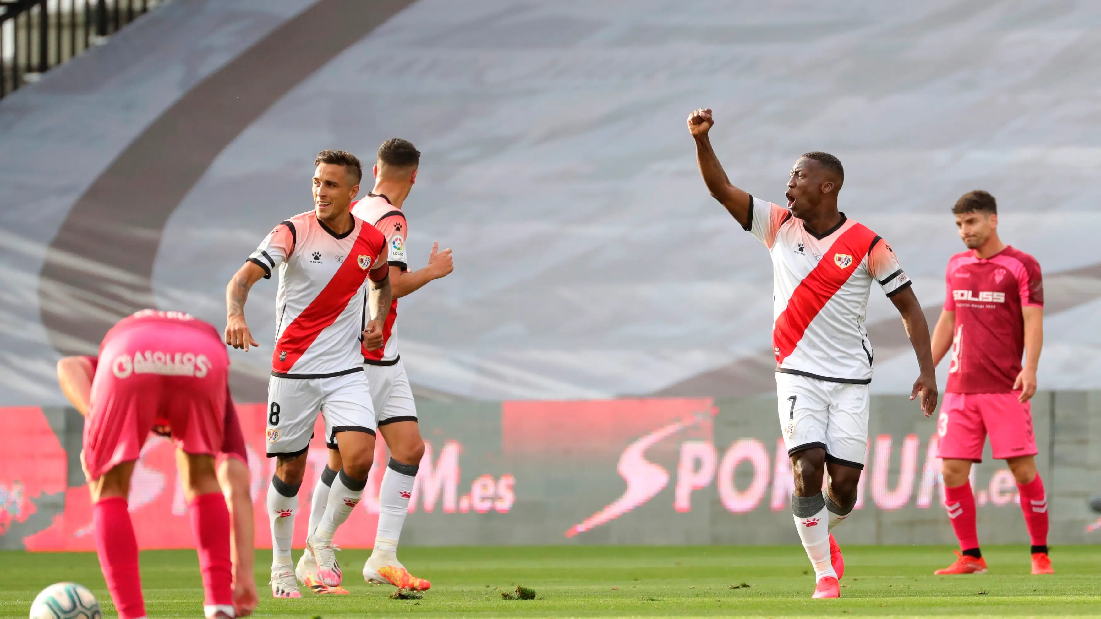 Luis Advíncula celebra su gol ante el Albacete Luis Advíncula celebra su gol ante el Albacete