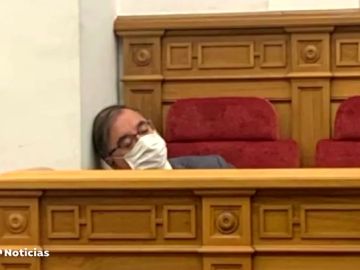 La imagen de la polémica del diputado Fernando Mora en el Parlamento de Castilla La Mancha: ¿dormido o sufrió un mareo?