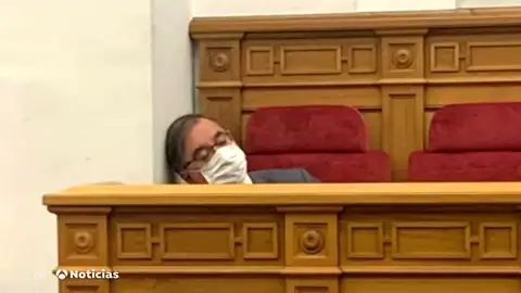 La imagen de la polémica del diputado Fernando Mora en el Parlamento de Castilla La Mancha: ¿dormido o sufrió un mareo? La imagen de la polémica del diputado Fernando Mora en el Parlamento de Castilla La Mancha: ¿dormido o sufrió un mareo?