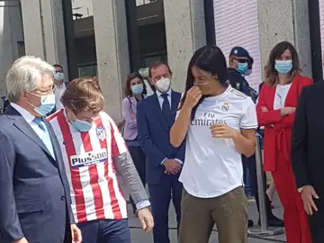 Almeida y Villacís con las camisetas de Atleti y Real Madrid Almeida y Villacís con las camisetas de Atleti y Real Madrid