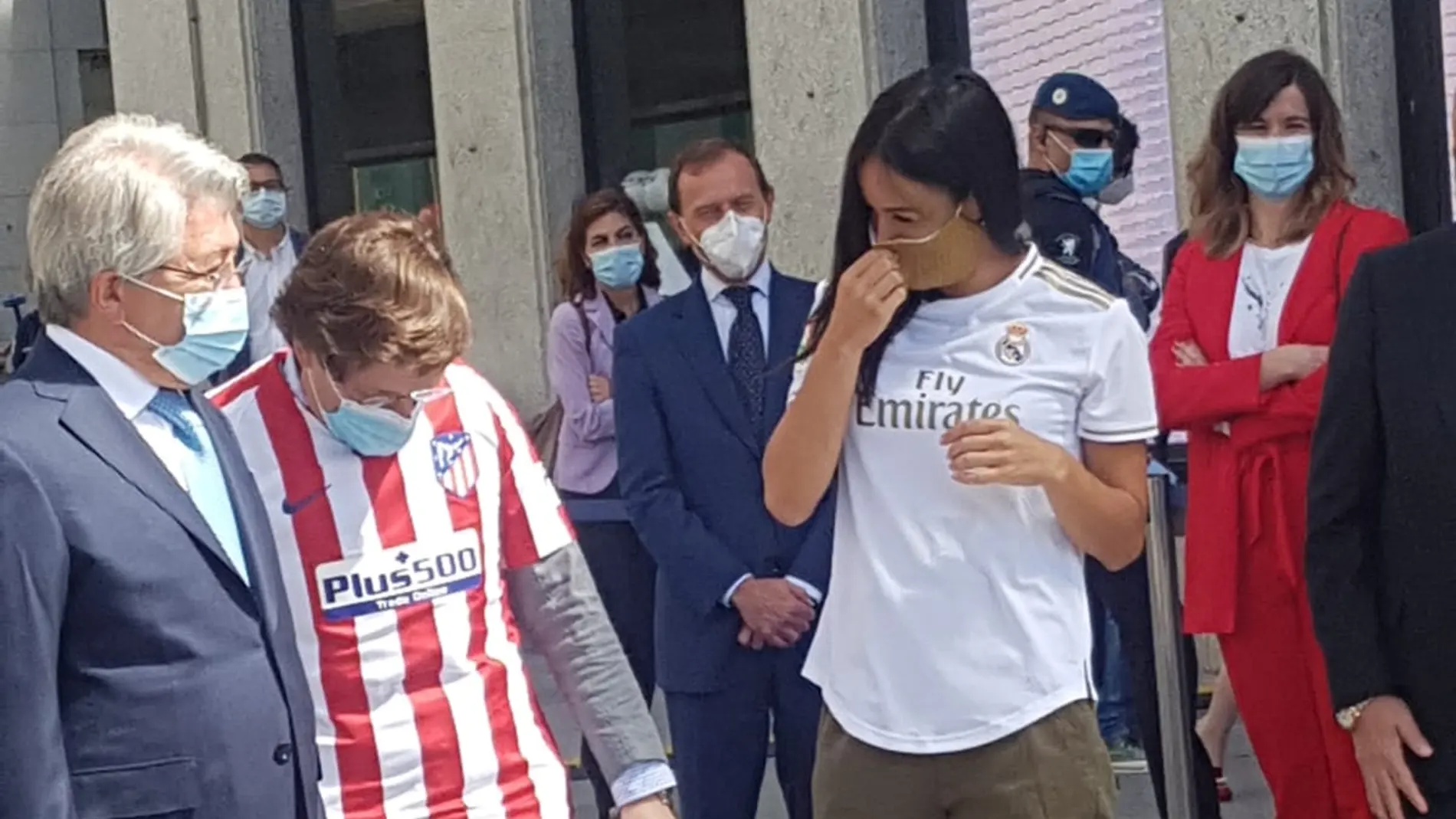Almeida y Villacís con las camisetas de Atleti y Real Madrid Almeida y Villacís con las camisetas de Atleti y Real Madrid