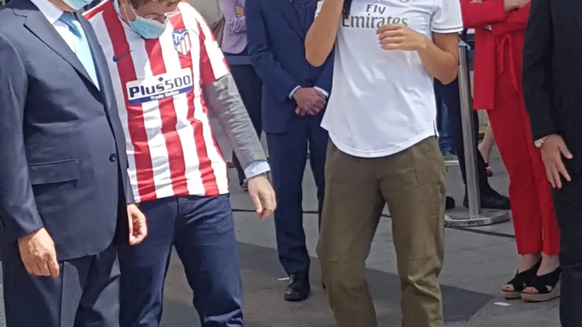 Almeida y Villacís con las camisetas de Atleti y Real Madrid Almeida y Villacís con las camisetas de Atleti y Real Madrid