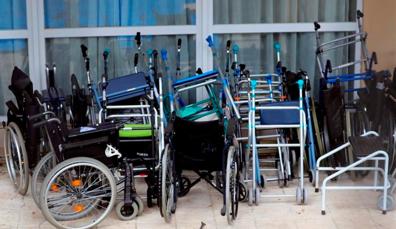 Sillas de ruedas y andadores en una residencia de Madrid Sillas de ruedas y andadores en una residencia de Madrid