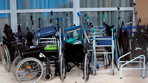 Sillas de ruedas y andadores en una residencia de Madrid Sillas de ruedas y andadores en una residencia de Madrid