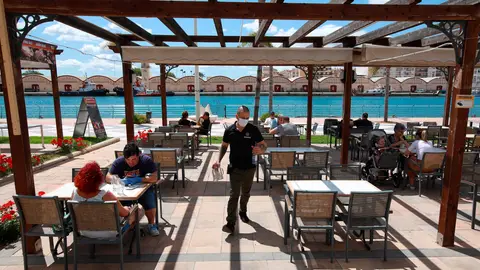 Una terraza con clientes con mascarilla Una terraza con clientes con mascarilla