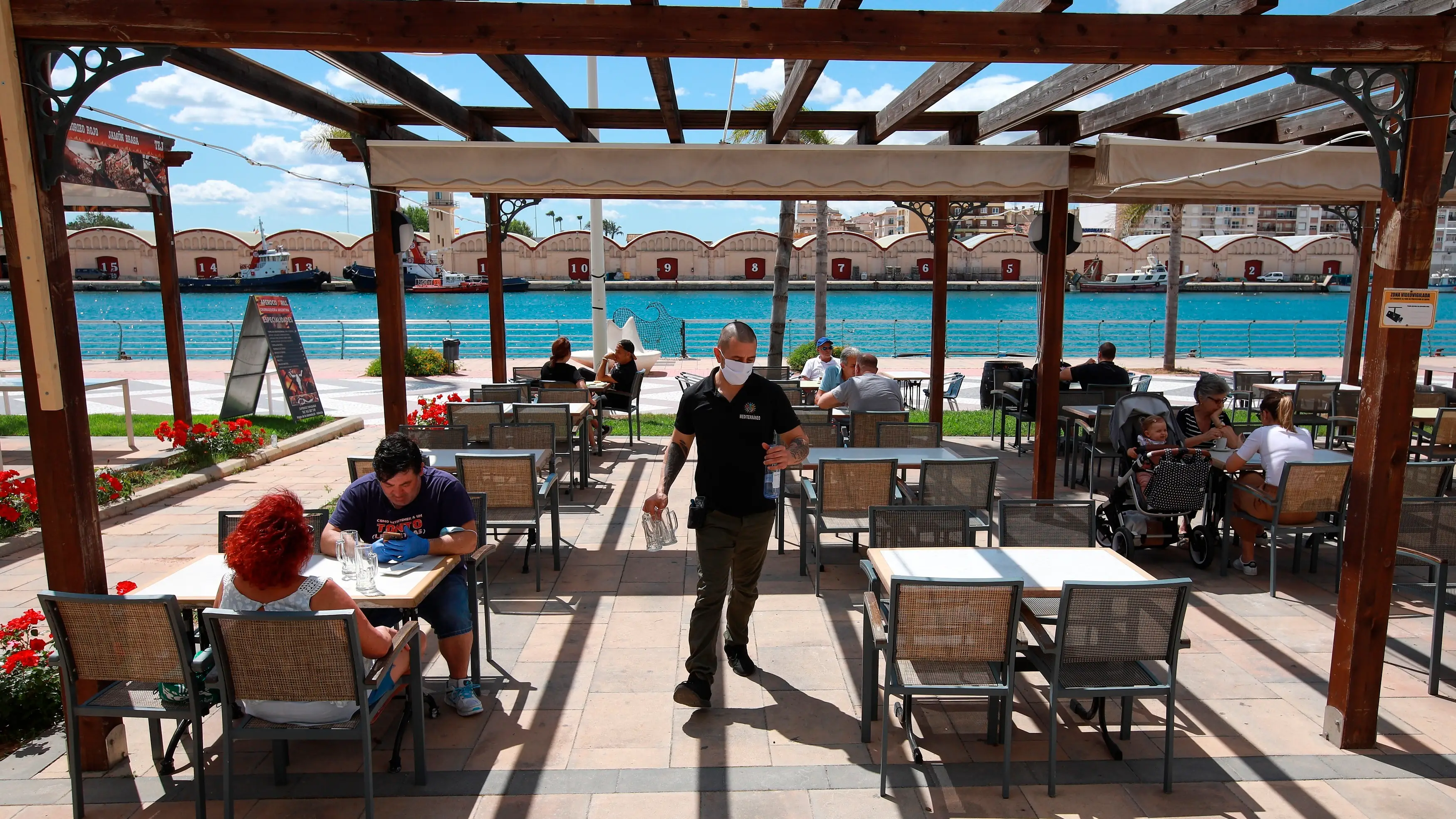 Una terraza con clientes con mascarilla Una terraza con clientes con mascarilla