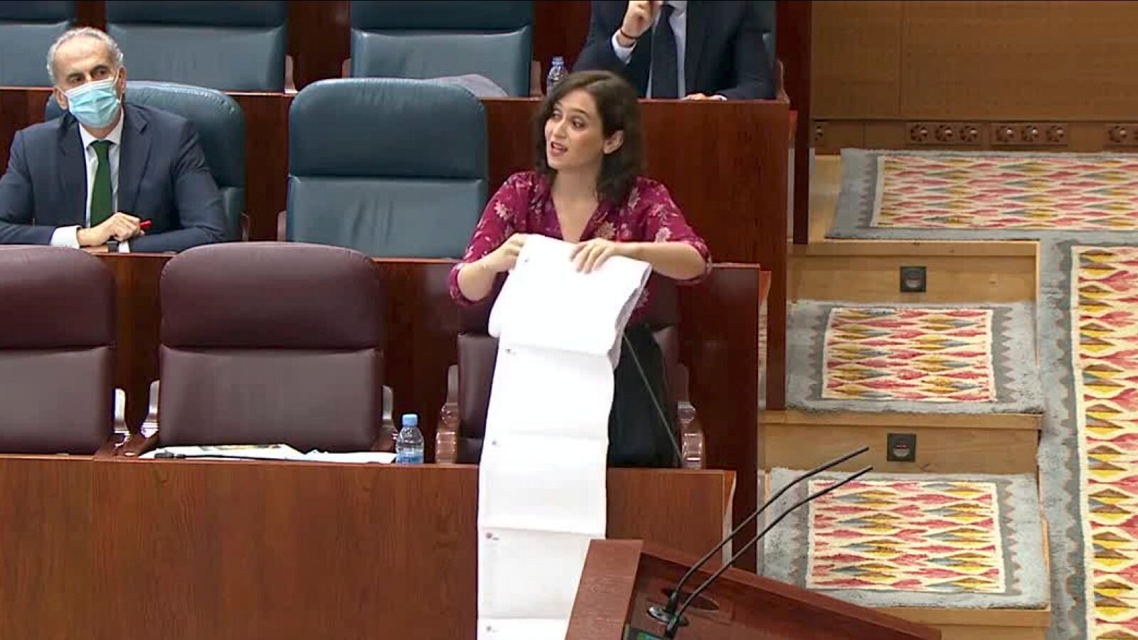 Isabel Díaz Ayuso muestra un largo listado para demostrar que sí se trasladaron a hospitales a miles de ancianos desde las residencias