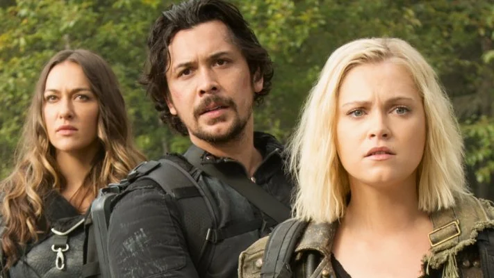 Echo, Bellamy y Clarke en 'The 100'