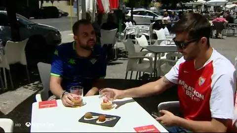 Croquetas verdiblancos y rojas o cervezas gratis con el carnet de abonado: los bares tiran de ingenio en la vuelta del fútbol Croquetas verdiblancos y rojas o cervezas gratis con el carnet de abonado: los bares tiran de ingenio en la vuelta del fútbol