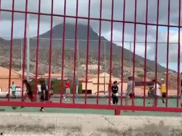 Jugando al baloncesto sin control de aforo o istanciamiento frente al coronavirus, en una cancha de Tenerife 