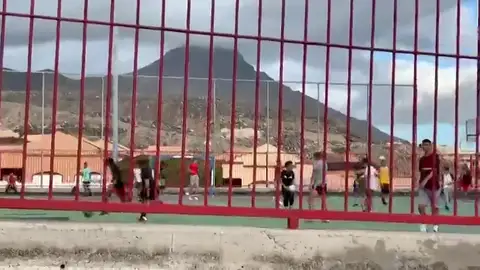 Jugando al baloncesto sin control de aforo o istanciamiento frente al coronavirus, en una cancha de Tenerife Jugando al baloncesto sin control de aforo o istanciamiento frente al coronavirus, en una cancha de Tenerife
