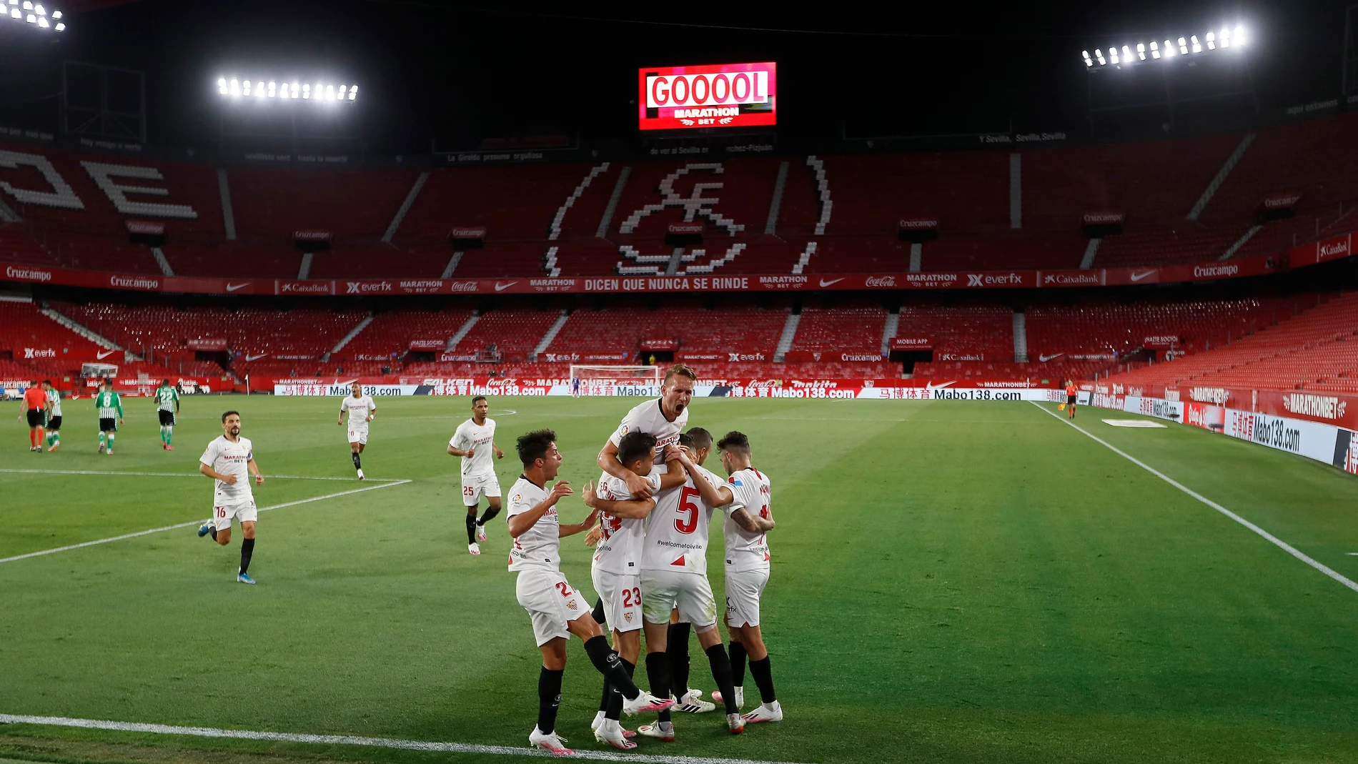 Los jugadores del Sevilla celebran el primer gol ante el Betis Los jugadores del Sevilla celebran el primer gol ante el Betis
