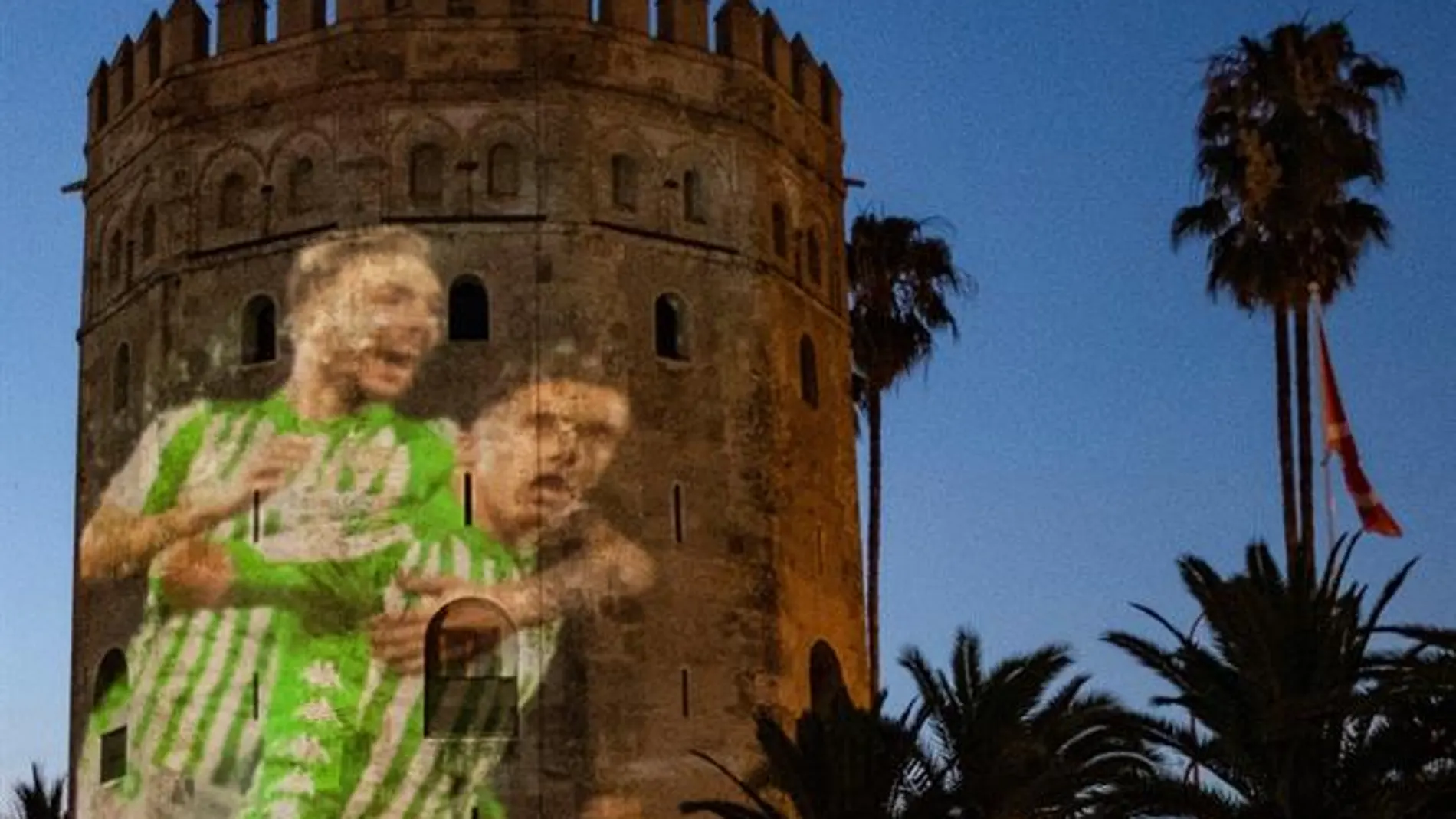 La Torre del Oro se engalana con imágenes del Sevilla-Betis La Torre del Oro se engalana con imágenes del Sevilla-Betis