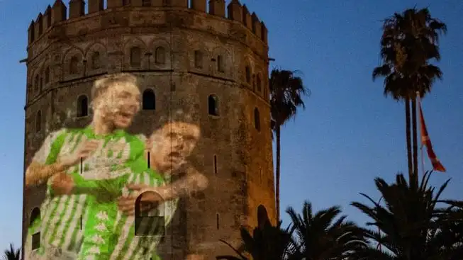 La Torre del Oro se engalana con im&aacute;genes del Sevilla-Betis