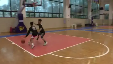 Zhang Jiacheng, el niño de 14 años que juega al baloncesto con un solo brazo e impresiona a Stephen Curry Zhang Jiacheng, el niño de 14 años que juega al baloncesto con un solo brazo e impresiona a Stephen Curry