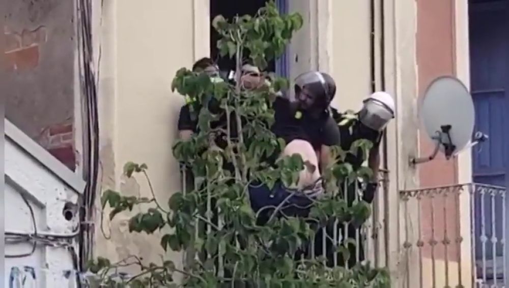 Los Mossos desalojan a un okupa de Badalona que amenazaba con tirarse por el balcón para escapar de los agentes 