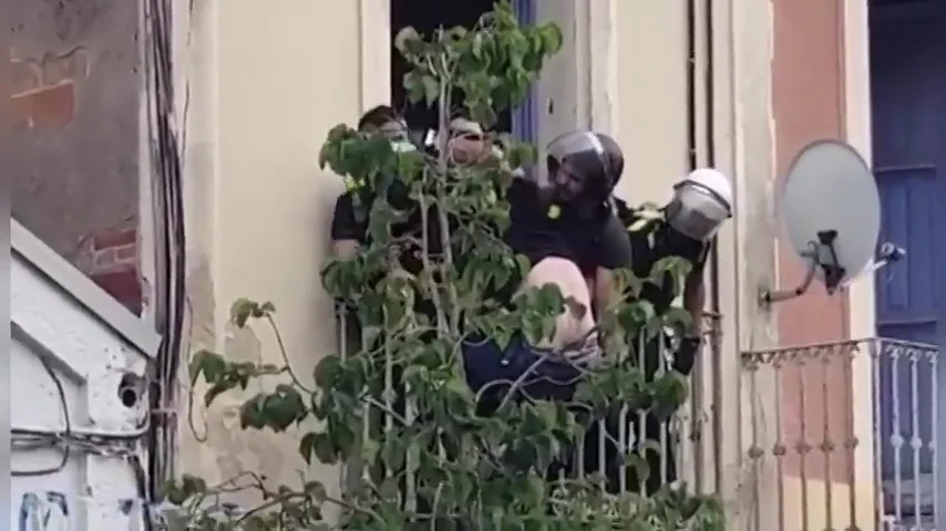Los Mossos desalojan a un okupa de Badalona que amenazaba con tirarse por el balcón para escapar de los agentes Los Mossos desalojan a un okupa de Badalona que amenazaba con tirarse por el balcón para escapar de los agentes