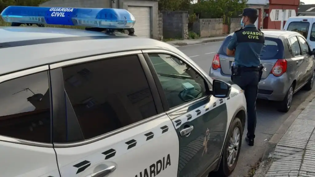 Una anciana detenida por rayar 17 coches en O Grove, Pontevedra Una anciana detenida por rayar 17 coches en O Grove, Pontevedra
