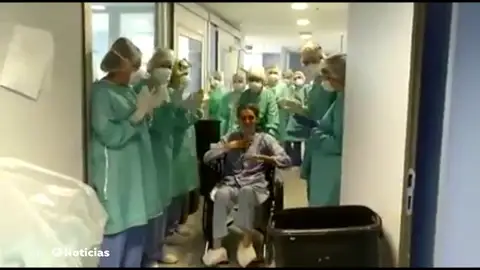 Así abandona un hombre de 46 años la UCI del hospital de Alcázar de San Juan tras 80 días ingresado por coronavirus Así abandona un hombre de 46 años la UCI del hospital de Alcázar de San Juan tras 80 días ingresado por coronavirus